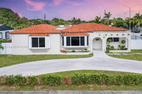 House in Hialeah, Florida 5 bedrooms, 141.12 sq.m. № 2002191