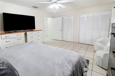 House in Hialeah, Florida 5 bedrooms, 141.12 sq.m. № 2002191 - photo 19