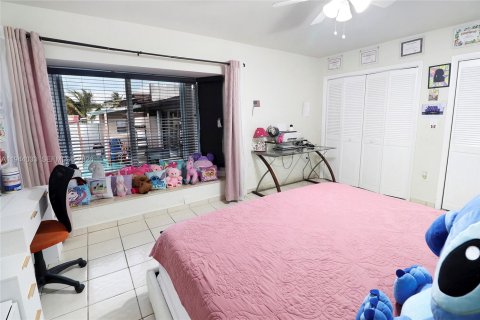 House in Hialeah, Florida 5 bedrooms, 141.12 sq.m. № 2002191 - photo 16