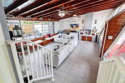 House in Hialeah, Florida 5 bedrooms, 141.12 sq.m. № 2002191 - photo 12