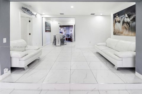 House in Hialeah, Florida 5 bedrooms, 141.12 sq.m. № 2002191 - photo 6