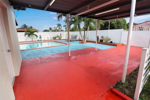 House in Hialeah, Florida 5 bedrooms, 141.12 sq.m. № 2002191 - photo 30