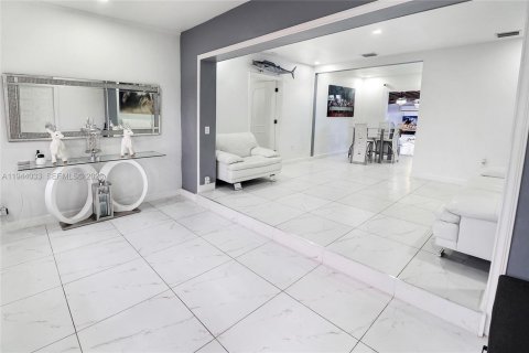 House in Hialeah, Florida 5 bedrooms, 141.12 sq.m. № 2002191 - photo 4