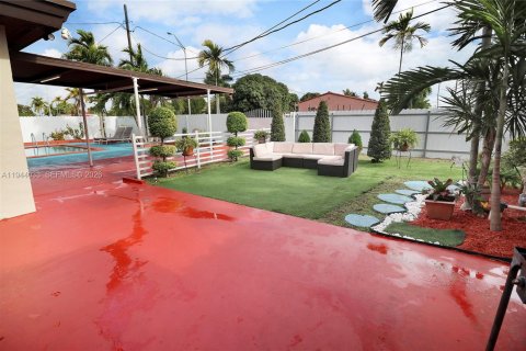 House in Hialeah, Florida 5 bedrooms, 141.12 sq.m. № 2002191 - photo 28