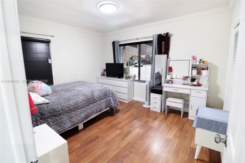 House in Hialeah, Florida 5 bedrooms, 141.12 sq.m. № 2002191 - photo 20