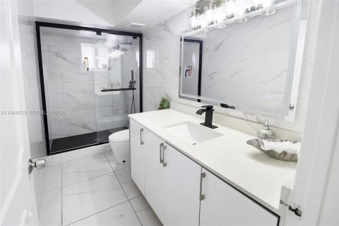 House in Hialeah, Florida 5 bedrooms, 141.12 sq.m. № 2002191 - photo 17