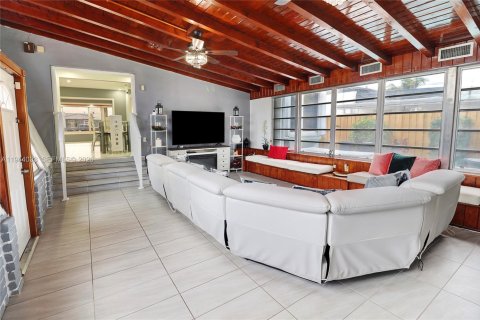 House in Hialeah, Florida 5 bedrooms, 141.12 sq.m. № 2002191 - photo 14
