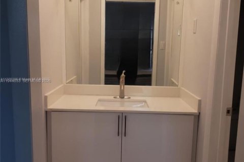 House in Hialeah, Florida 5 bedrooms, 141.12 sq.m. № 2002191 - photo 27