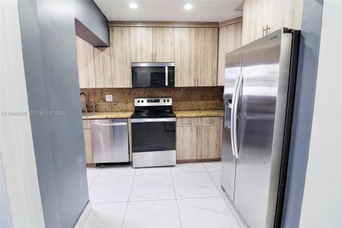 House in Hialeah, Florida 5 bedrooms, 141.12 sq.m. № 2002191 - photo 9