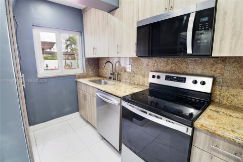 House in Hialeah, Florida 5 bedrooms, 141.12 sq.m. № 2002191 - photo 10