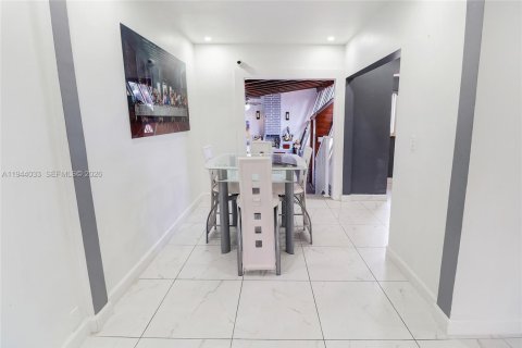 House in Hialeah, Florida 5 bedrooms, 141.12 sq.m. № 2002191 - photo 7