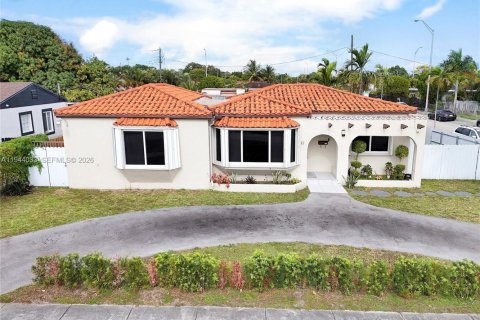House in Hialeah, Florida 5 bedrooms, 141.12 sq.m. № 2002191 - photo 2