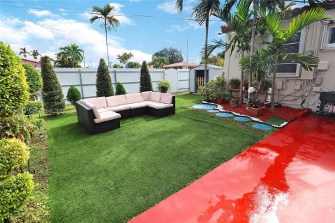 House in Hialeah, Florida 5 bedrooms, 141.12 sq.m. № 2002191 - photo 29