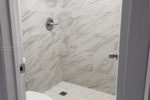 House in Hialeah, Florida 5 bedrooms, 141.12 sq.m. № 2002191 - photo 26