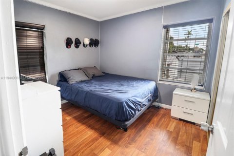 House in Hialeah, Florida 5 bedrooms, 141.12 sq.m. № 2002191 - photo 22