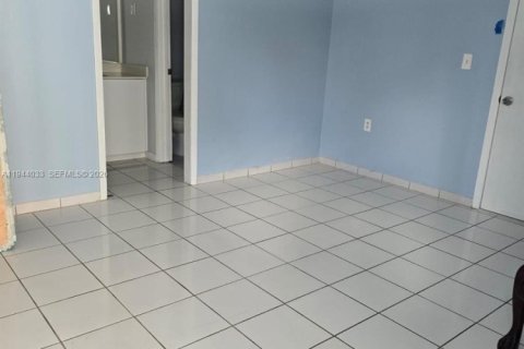 House in Hialeah, Florida 5 bedrooms, 141.12 sq.m. № 2002191 - photo 25