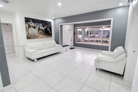 House in Hialeah, Florida 5 bedrooms, 141.12 sq.m. № 2002191 - photo 5