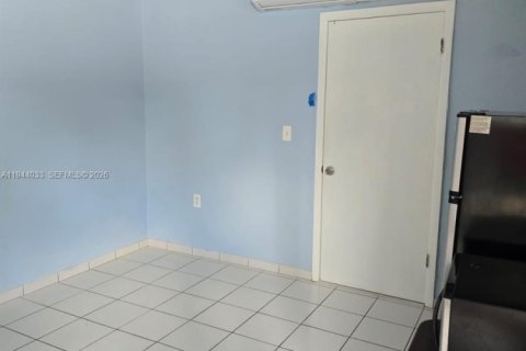 House in Hialeah, Florida 5 bedrooms, 141.12 sq.m. № 2002191 - photo 24