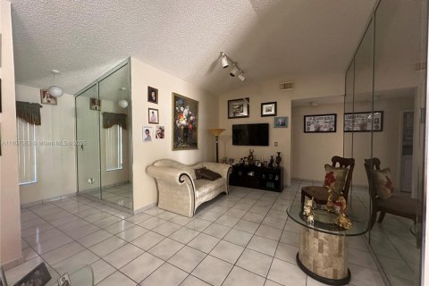 House in Hialeah Gardens, Florida 3 bedrooms, 134.99 sq.m. № 1739649 - photo 5
