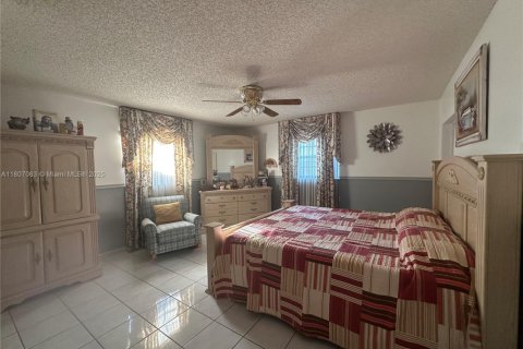 House in Hialeah Gardens, Florida 3 bedrooms, 134.99 sq.m. № 1739649 - photo 4