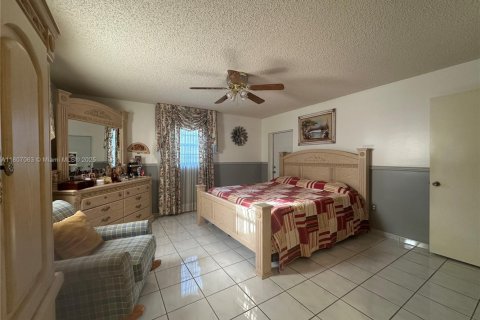 House in Hialeah Gardens, Florida 3 bedrooms, 134.99 sq.m. № 1739649 - photo 3