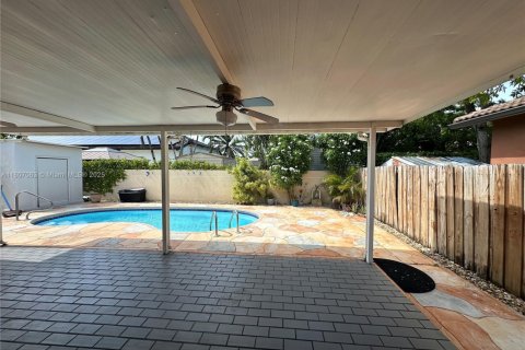 House in Hialeah Gardens, Florida 3 bedrooms, 134.99 sq.m. № 1739649 - photo 13