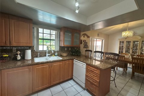 House in Hialeah Gardens, Florida 3 bedrooms, 134.99 sq.m. № 1739649 - photo 7