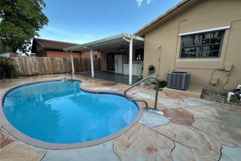 House in Hialeah Gardens, Florida 3 bedrooms, 134.99 sq.m. № 1739649 - photo 12