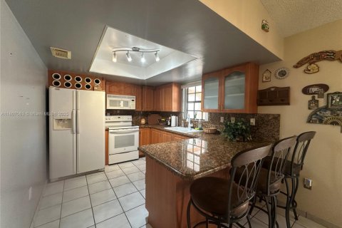 House in Hialeah Gardens, Florida 3 bedrooms, 134.99 sq.m. № 1739649 - photo 6