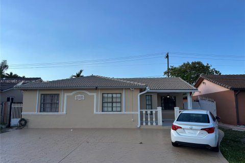 House in Hialeah Gardens, Florida 3 bedrooms, 134.99 sq.m. № 1739649 - photo 1