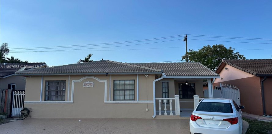 House in Hialeah Gardens, Florida 3 bedrooms, 134.99 sq.m. № 1739649