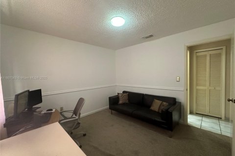 House in Hialeah Gardens, Florida 3 bedrooms, 134.99 sq.m. № 1739649 - photo 10