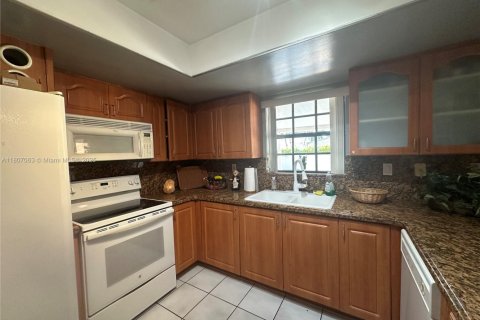 House in Hialeah Gardens, Florida 3 bedrooms, 134.99 sq.m. № 1739649 - photo 8