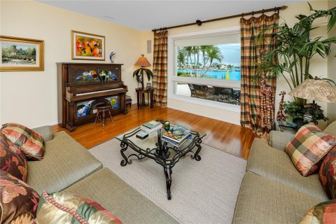 House in Largo, Florida 6 bedrooms, 481.05 sq.m. № 1780618 - photo 26
