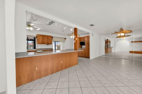 House in Port Charlotte, Florida 3 bedrooms, 161.93 sq.m. № 2120093 - photo 9