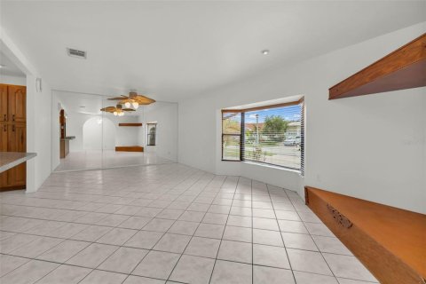 House in Port Charlotte, Florida 3 bedrooms, 161.93 sq.m. № 2120093 - photo 7