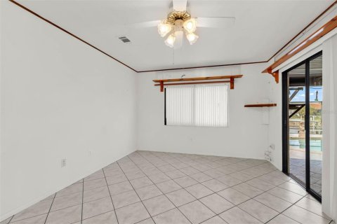 House in Port Charlotte, Florida 3 bedrooms, 161.93 sq.m. № 2120093 - photo 25
