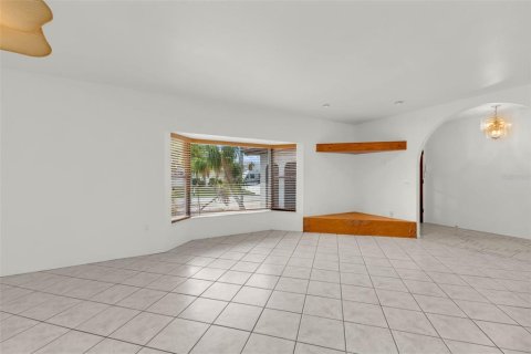 House in Port Charlotte, Florida 3 bedrooms, 161.93 sq.m. № 2120093 - photo 6