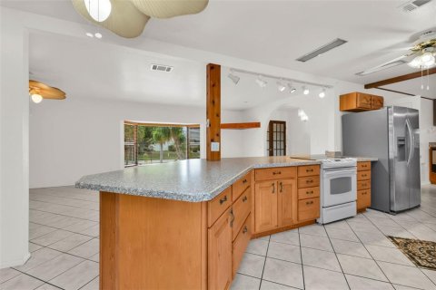 House in Port Charlotte, Florida 3 bedrooms, 161.93 sq.m. № 2120093 - photo 15