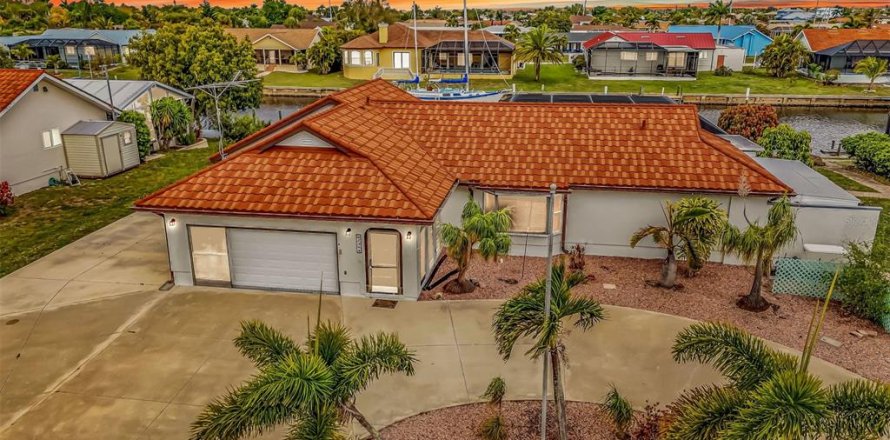 House in Port Charlotte, Florida 3 bedrooms, 161.93 sq.m. № 2120093
