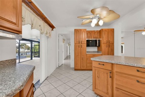 House in Port Charlotte, Florida 3 bedrooms, 161.93 sq.m. № 2120093 - photo 19