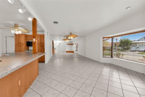 House in Port Charlotte, Florida 3 bedrooms, 161.93 sq.m. № 2120093 - photo 8