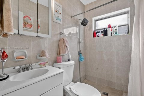 Villa ou maison à vendre à Hialeah, Floride: 5 chambres, 137.96 m2 № 1852239 - photo 12
