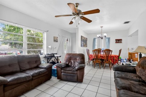 Villa ou maison à vendre à Hialeah, Floride: 5 chambres, 137.96 m2 № 1852239 - photo 4