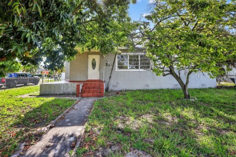Villa ou maison à vendre à Hialeah, Floride: 5 chambres, 137.96 m2 № 1852239 - photo 1