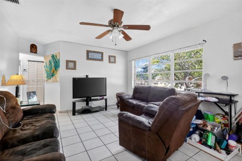 Villa ou maison à vendre à Hialeah, Floride: 5 chambres, 137.96 m2 № 1852239 - photo 3