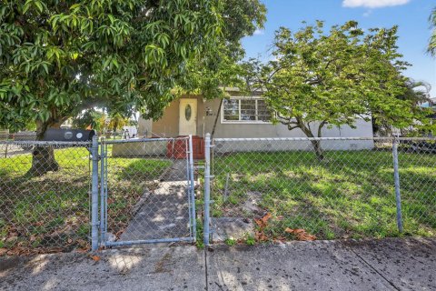 Villa ou maison à vendre à Hialeah, Floride: 5 chambres, 137.96 m2 № 1852239 - photo 2