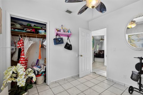 Villa ou maison à vendre à Hialeah, Floride: 5 chambres, 137.96 m2 № 1852239 - photo 11