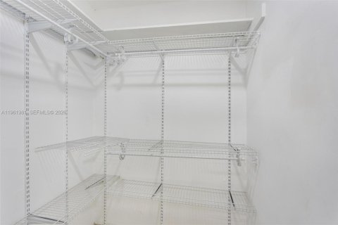 House in Oakland Park, Florida 3 bedrooms, 125.42 sq.m. № 2024696 - photo 18