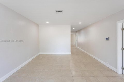 House in Oakland Park, Florida 3 bedrooms, 125.42 sq.m. № 2024696 - photo 8